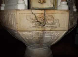 Fonte battesimale: nodo sabaudo - FE+RT - Parrocchiale di San Siro a Virle Piemonte