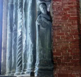Sculture-Particolare - Sacra o Sagra di San Michele a Sant'Ambrogio di TorinoFrazione Sacra di San Michele