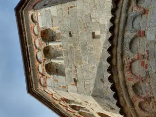 Dettagli della parte alta - Battistero di San Giovanni a Agrate Conturbia