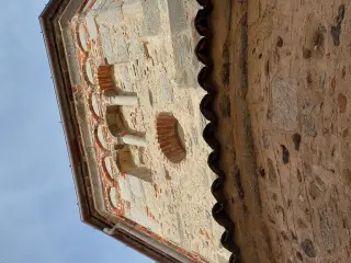 Dettagli della parte alta - Battistero di San Giovanni a Agrate Conturbia