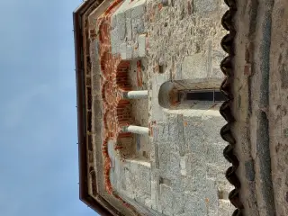 Dettagli della parte alta - Battistero di San Giovanni a Agrate Conturbia