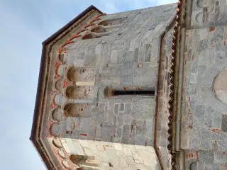 Dettagli della parte alta - Battistero di San Giovanni a Agrate Conturbia