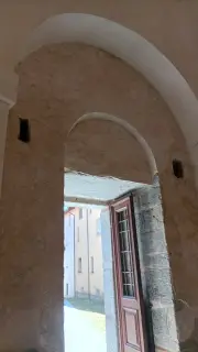 Affresco su porta - Battistero di San Giovanni a Agrate Conturbia