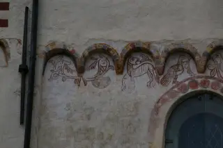 Affreschi simbolici sotto gli archetti pensili - Cattedrale di San Giusto a Susa