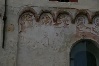 Affreschi simbolici sotto gli archetti pensili - Cattedrale di San Giusto a Susa