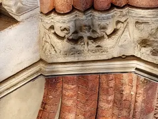 Capitello del portale - Cattedrale di Maria Assunta e San Gottardo a Asti
