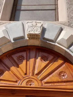 Dettaglio portale - Parrocchiale di Santa Maria Assunta a Chiomonte