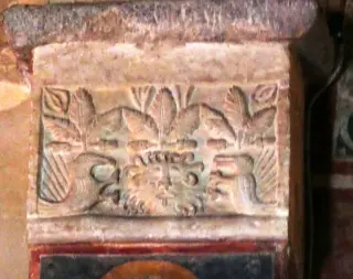 Capitello con stemma famiglia nobiliare - Chiesa della Madonna di Viatosto o Maria Ausiliatrice a AstiFrazione Viatosto