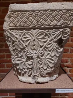 Capitello - Chiesa-cripta di Sant'Anastasio a Asti