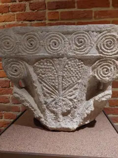 Capitello - Chiesa-cripta di Sant'Anastasio a Asti