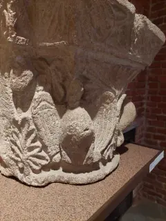Capitello - Chiesa-cripta di Sant'Anastasio a Asti