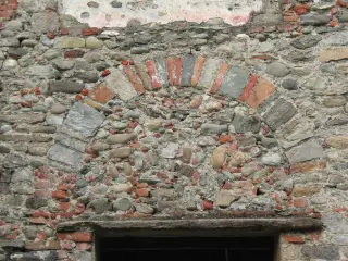 Arco e architrave portale facciata - Santuario o Priorato di Santo Stefano al Monte a Candia Canavese