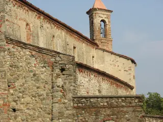 Fianco sud - Vista d'insieme - Santuario o Priorato di Santo Stefano al Monte a Candia Canavese