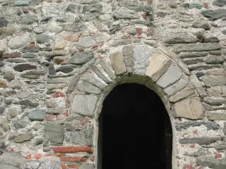 Arco ingresso lato sud - Santuario o Priorato di Santo Stefano al Monte a Candia Canavese