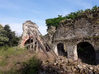 Abside e archi navata destra - Ruderi Della Chiesa di Santa Maria d'Areglio o Gesiassa a Borgo d'AleFrazione Areglio