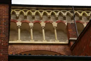 Mensole e capitelli dei fianchi - Basilica di Sant'Andrea a Vercelli