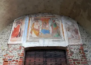 Affreschi sopra il portale - Pieve di San Pietro a Casalvolone