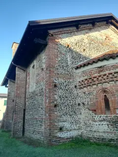 Fianco e Abside - Oratorio di Santa Maria Nuova a Sillavengo