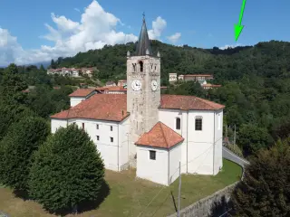 Vista aerea campanile e sullo sfondo San Rocco (freccia verde) - Parrocchiale di San Bartolomeo a Mezzana Mortigliengo