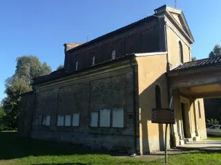 Facciata e fianco sinistro - Chiesa di San Michele in Insula a Trino