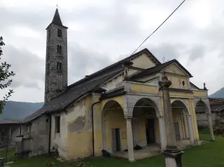 Facciata e campanile - Chiesa Cimiteriale di San Pietro e Paolo a Brovello CarpugninoFrazione Graglia Piana
