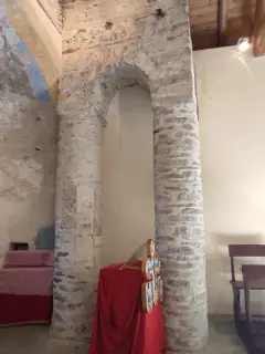 Colonne con tracce di affreschi - Chiesa di San Sebastiano a Lesa