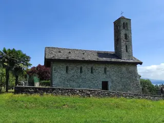 Fianco e campanile - Chiesa di San Sebastiano a Lesa