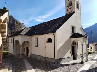 Facciata e fianco - Parrocchiale di San Giacomo a ValstronaFrazione Luzzogno