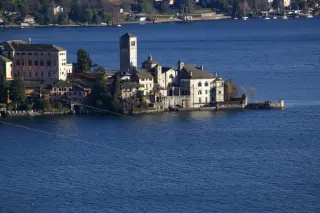 Facciata vista dalla sponda opposta - Basilica di San Giulio a Orta San GiulioFrazione Isola di San Giulio