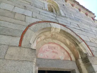 Portale e monofora - Chiesa di San Giovanni Battista a MergozzoFrazione Montorfano