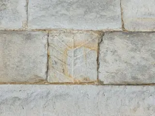 Elementi scolpiti nella parete - Parrocchiale di San Bartolomeo a Villadossola