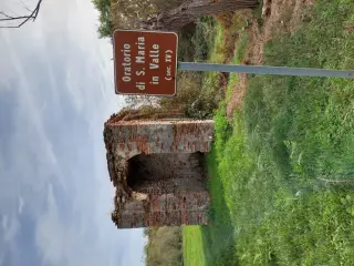 Rudere e pannello illustrativo - Chiesa di Santa Maria in Valle a Agrate Conturbia