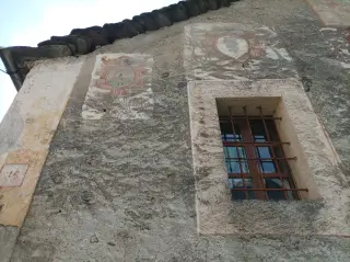 Stemmi vescovili sulla casa parrocchiale - Parrocchiale di Sant'Antonio Abate a BoccioletoFrazione Fervento