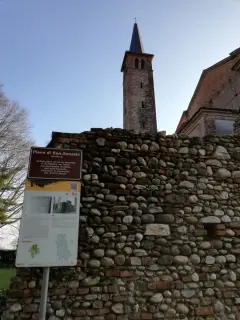Campanile e pannello illustrativo - Pieve di San Genesio a Suno