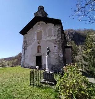 Facciata e monumento al Canonico Sottile - Chiesa di Sant'Antonio Abate a ValduggiaFrazione Colma