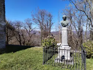 Monumento al Canonico Sottile - Chiesa di Sant'Antonio Abate a ValduggiaFrazione Colma