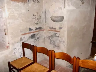 Fondo latodestro - cella base campanile, fondo, lato sud, lacerti d'affresco - Parrocchiale di Santo Stefano a Villafranca Piemonte