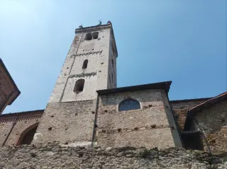 Fianco e campanile - Chiesa Castellana Ex Parrocchiale dei Santi Filippo e Giacomo a Verzuolo
