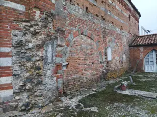 Fianco Sinistro - Chiesa Cimiteriale di San Pietro Vecchio al Cimitero a Brusasco