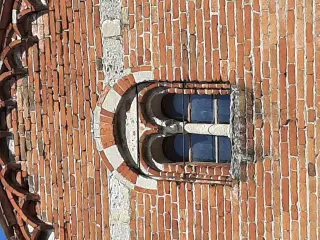Bifora in facciata - Chiesa Cimiteriale di San Pietro Vecchio al Cimitero a Brusasco
