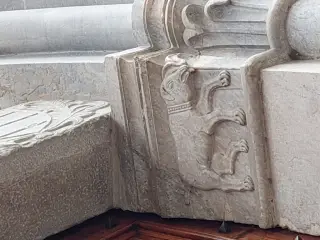 Animale sul fianco destro del portale - Chiesa di San Francesco a Cuneo