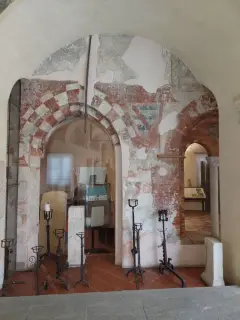 Arco gotico e stemma nel chiostro - Chiesa di San Francesco a Cuneo