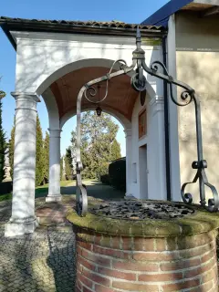 Portico seicentesco in facciata - Santuario della Madonna del Latte o di Gionzana a NovaraFrazione Gionzana