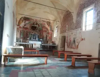 Interno e affreschi - Chiesa Cimiteriale di San Pietro e Paolo a Fara Novarese