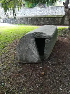 Sarcofago - Pieve di Santa Maria di Naula a Serravalle SesiaFrazione Piane Sesia
