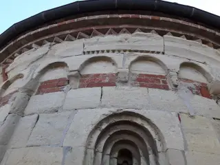 Abside - Fregio a dente di sega - Chiesa di San Pietro a Calliano