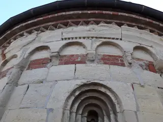 Abside - Fregio a dente di sega - Chiesa di San Pietro a Calliano