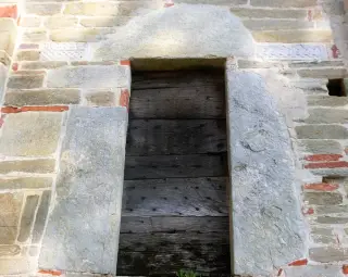 Porta con fregio - Chiesa di San Costanzo al Monte a Villar San Costanzo