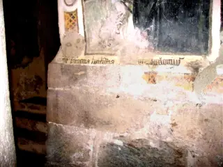 Fondo nicchia campanile, sant'Antonio, didascalia e porcellino - Chiesa di San Pietro o San Peyre a Stroppo