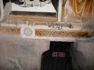 Fondo nicchia campanile, san Pietro, didascalia - Chiesa di San Pietro o San Peyre a Stroppo